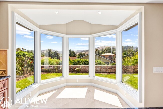Building Photo - Rare 5 bed/3 bath home located in the high...