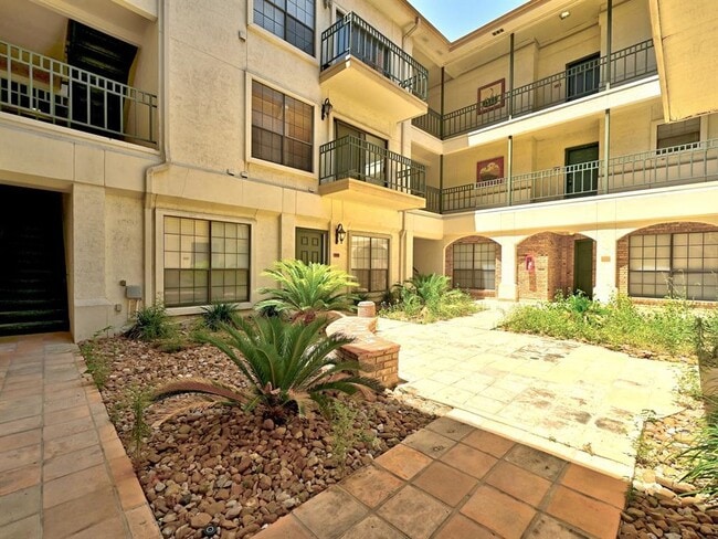 Primary Photo - 1908 San Antonio St