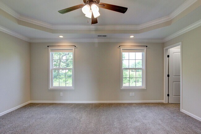Building Photo - Huge 5 bed 3 ba.  Gorgeous House Near Post...