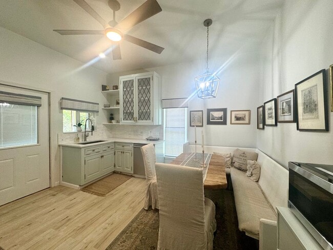 Building Photo - Charming 2 Bedroom 1 Bathroom