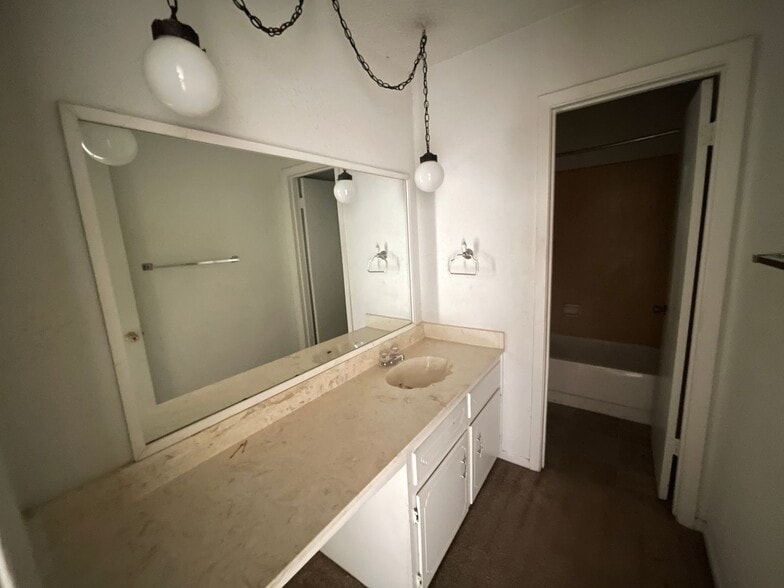 Building Photo - 1006 Eastside Dr