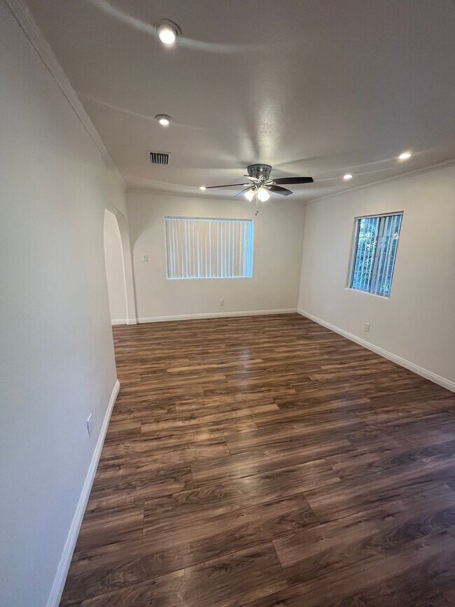 Building Photo - 5850 Cedarglen Dr