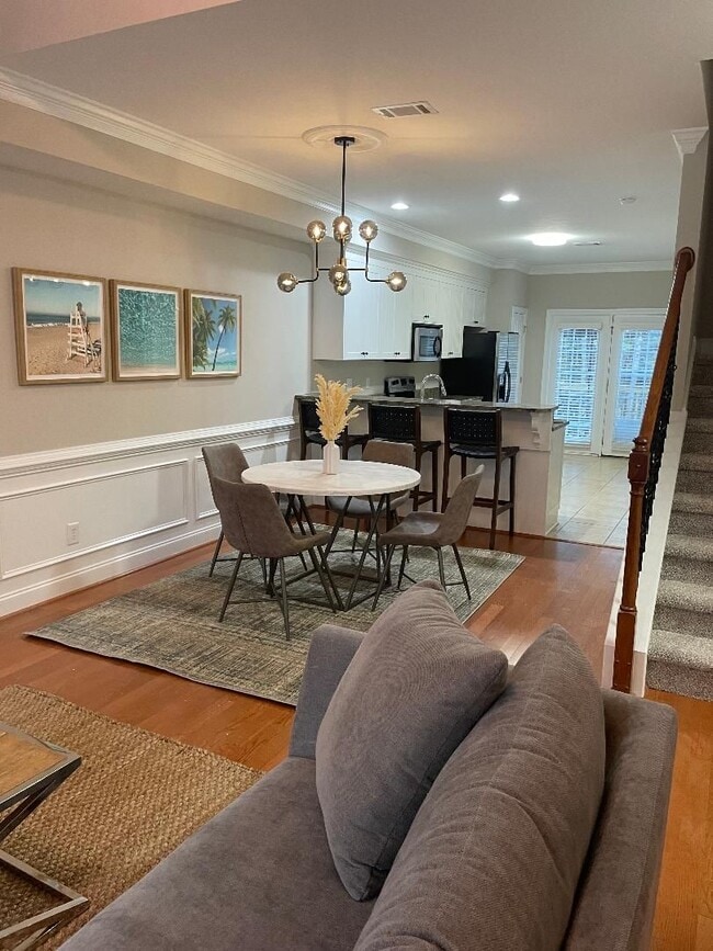 Building Photo - EXECUTIVE TOWNHOME IN GATED COMMUNITY