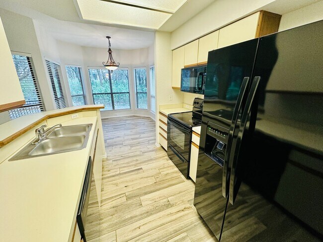 Building Photo - Charming 2 Bed 2 Bath Condo with Nature Vi...