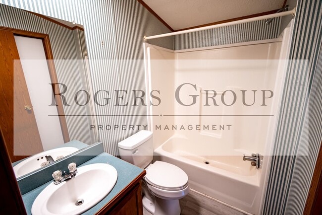 Building Photo - 242 Hidden Lk