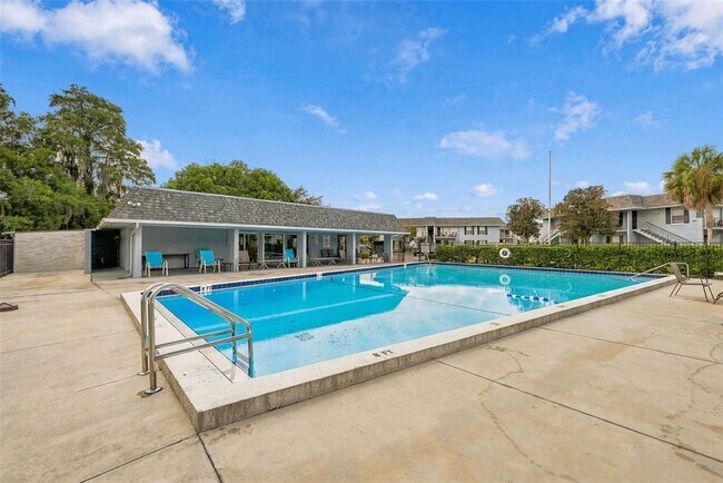 Building Photo - 905 W Oak Ridge Rd