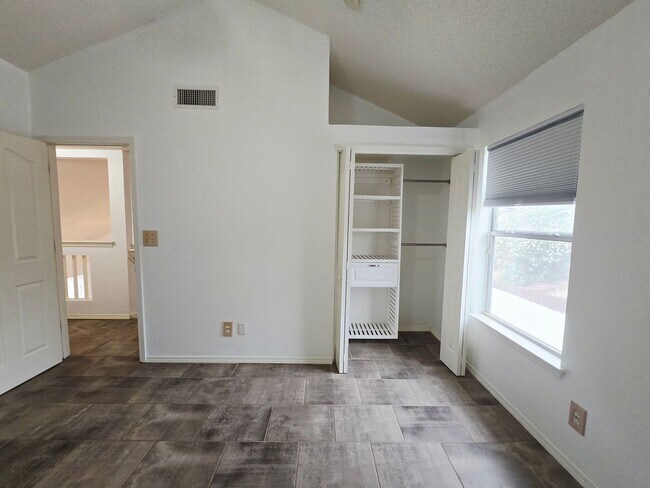 Building Photo - Charming 3 bedroom, 2.5 bath home in West ...