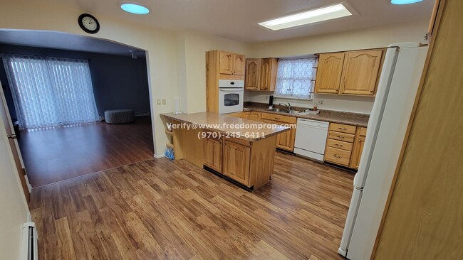 Building Photo - Large 4 bedroom 2 bath Ranch style Home