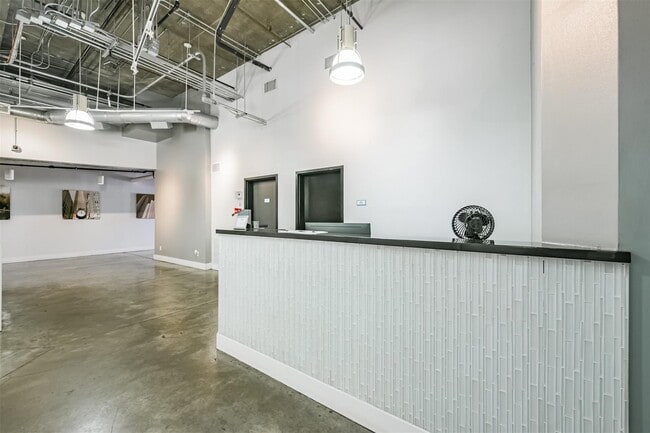 Building Photo - 2000 Bagby St