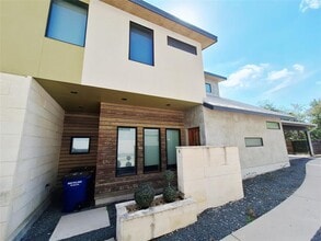 Building Photo - 607 Peacock Ln