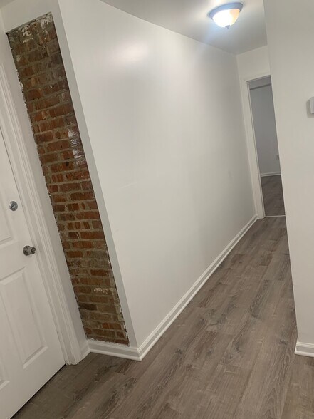Building Photo - 2 Hollowbrook Plz