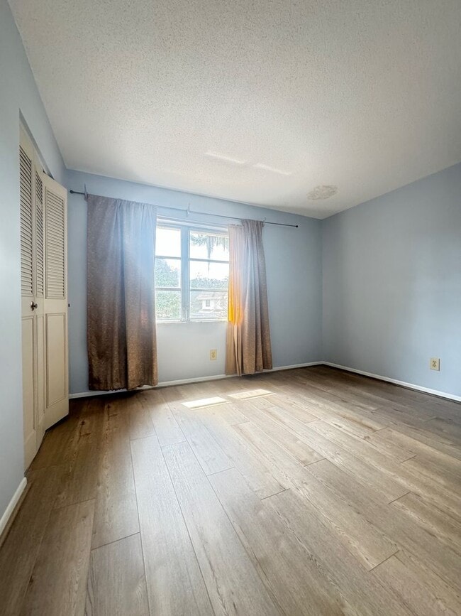 Building Photo - Unfurnished Townhouse Near Downtown Sarasota