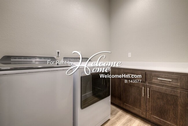 Building Photo - 262 Commodore Dr