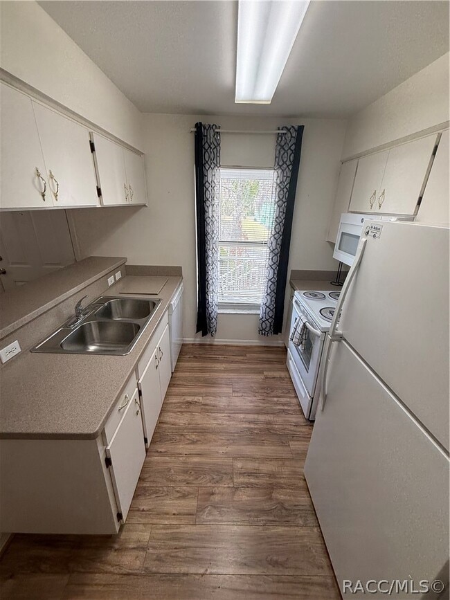 Building Photo - 955 SE Mayo Dr