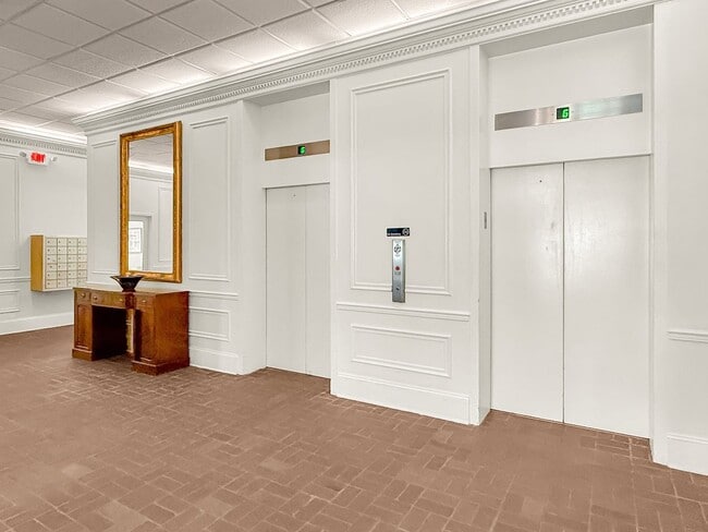 Building Photo - Downtown Charleston Living with Stunning Views