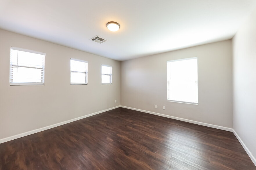 Building Photo - 10958 W Pierson St