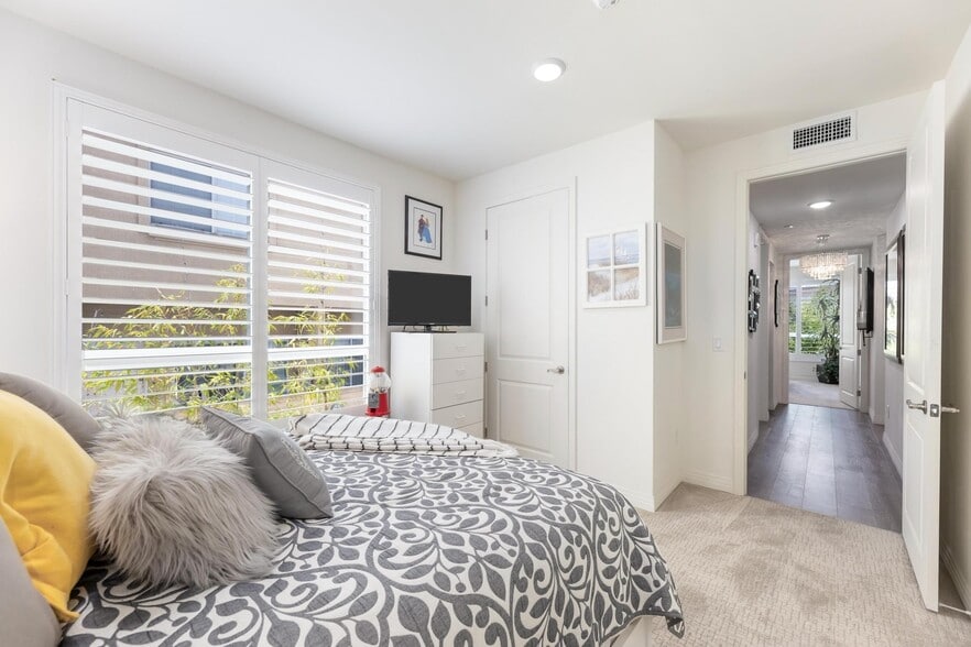 Building Photo - 5253 Vantage Ave