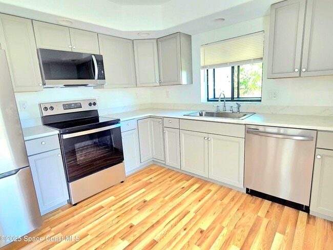 Building Photo - 484 Poinciana Dr