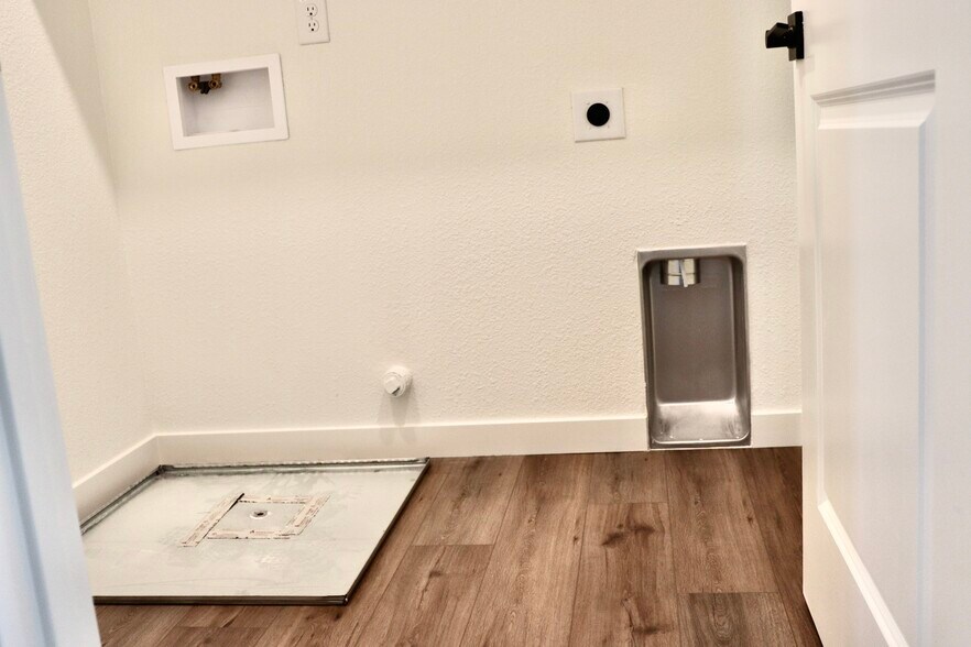 Building Photo - 1536 Minories Dr