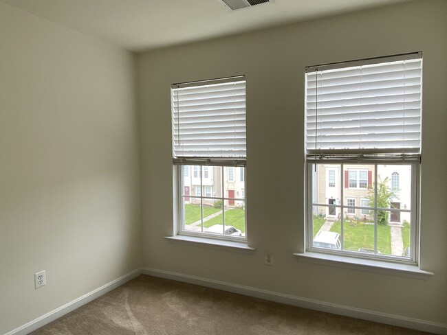 Building Photo - 33 Scholarship Ln