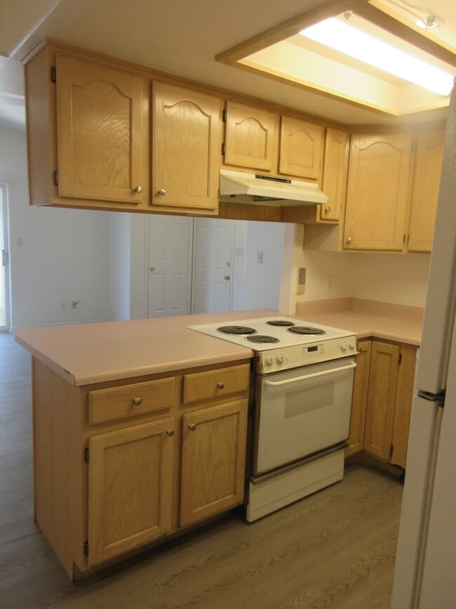 Building Photo - **Move-In Bonus!** 3 bed, 2 bath Twin Home