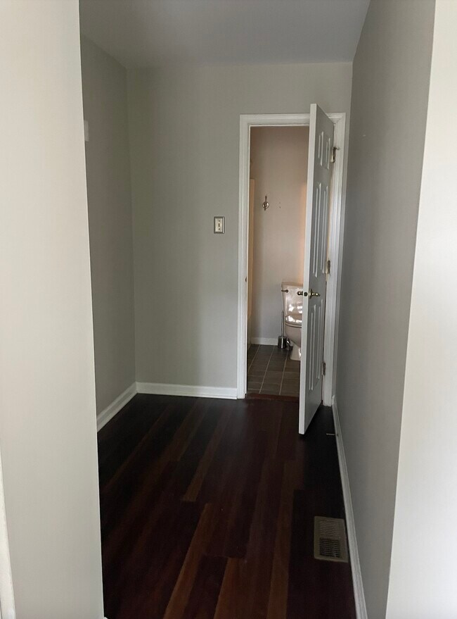 Building Photo - 696 Metro Ct