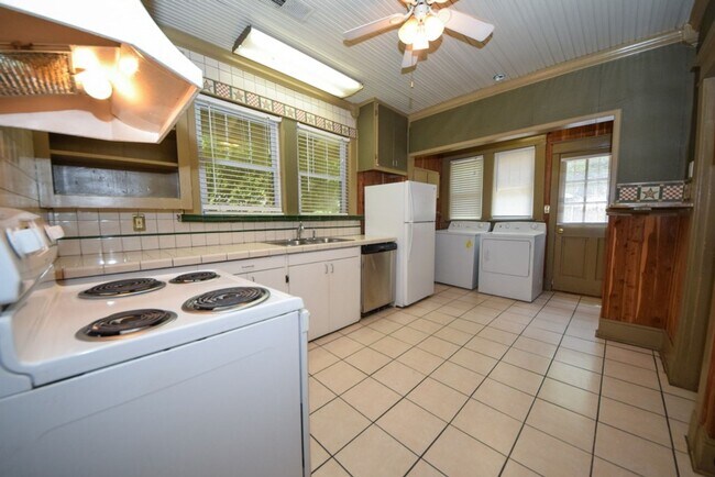 Building Photo - Great 3 bed, 1 bath near University of Mem...