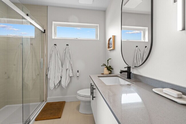 Building Photo - Modern Luxury in this end unit Blondie Condo
