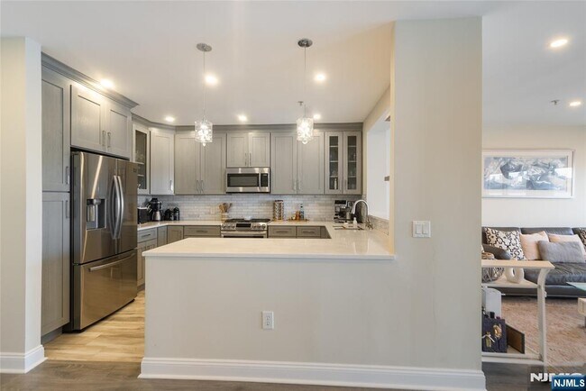 Building Photo - 302 The Promenade