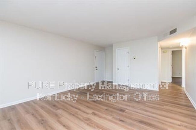 Building Photo - 459-120 Sycamore Ct