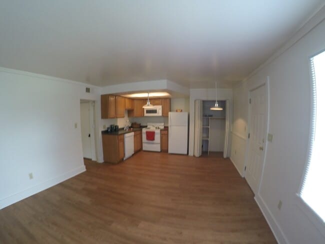 Building Photo - 3001 Kossuth St