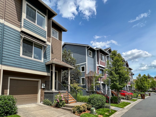 Building Photo - Great 3 Bedroom 2.5 Bathroom Townhouse End Unit!  2 Car Garage  + Washer & Dryer! Near Nike, Inte...