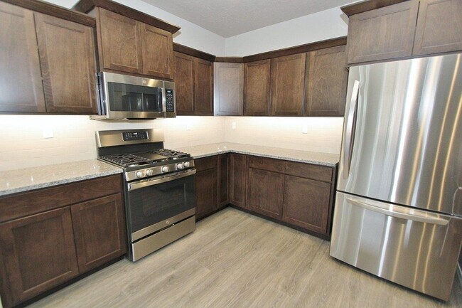 Building Photo - Spacious Home in Quiet Neighborhood
