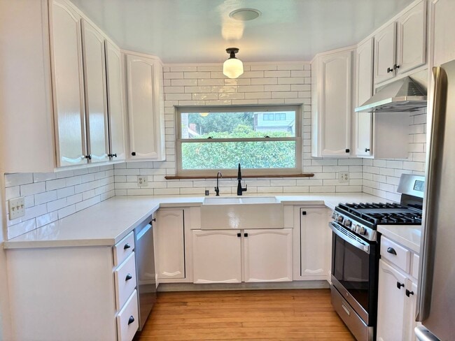 Building Photo - 6433 Crescent St