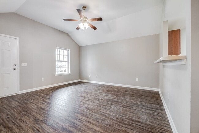 Building Photo - Charming 3BR Home/ Fenced Yard Convenient & Comfortable Living