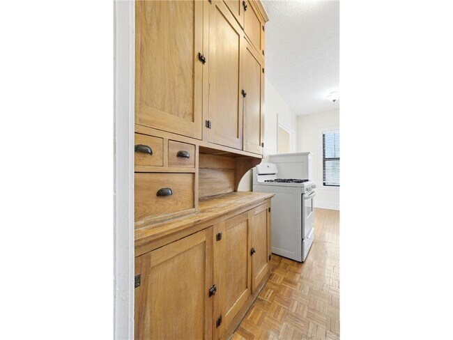 Building Photo - 220 E 19th St