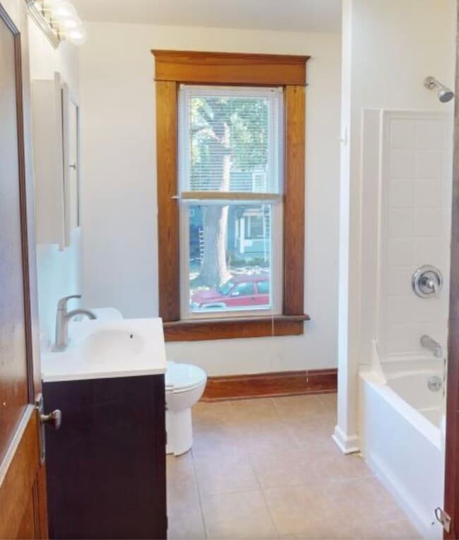 Building Photo - SINGLE FAMILY HOUSE!  4 BEDROOMS + 2 FULL ...
