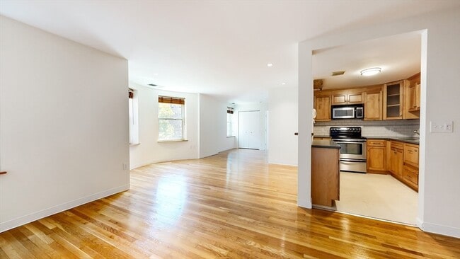 Building Photo - 102 Gainsborough St