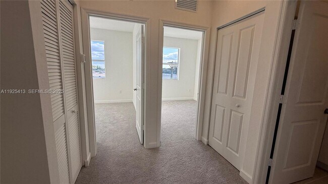 Building Photo - 1096 SE 2nd St