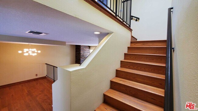 Building Photo - 7320 Balboa Blvd