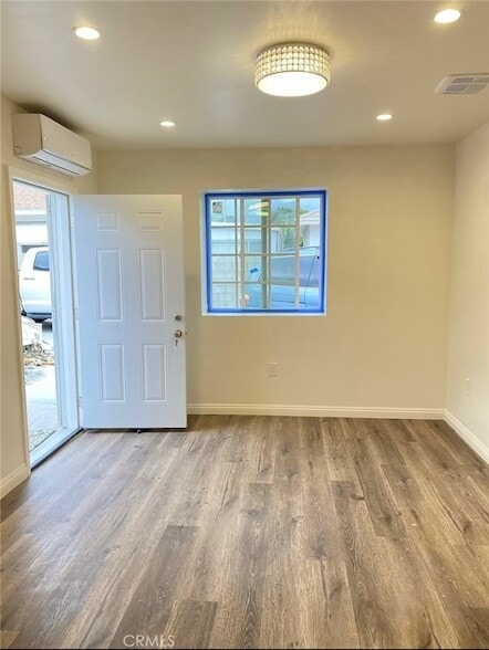 Building Photo - 5828 1/2 N Vista Street Unit