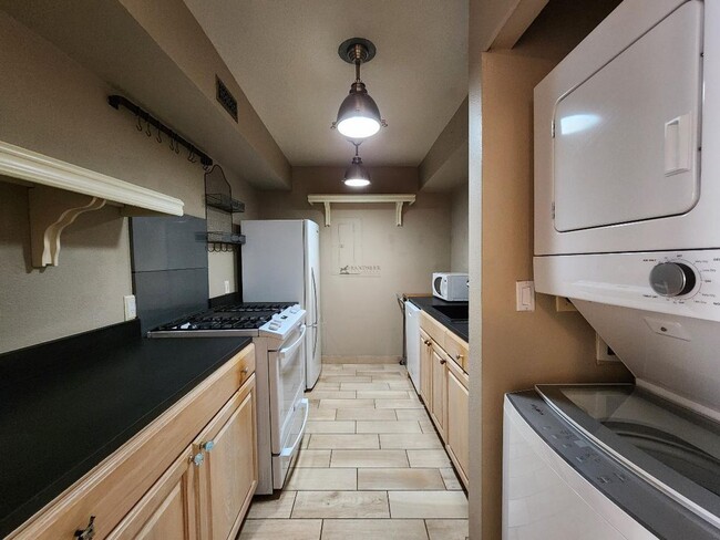 Building Photo - 663 Bishops Lodge Rd