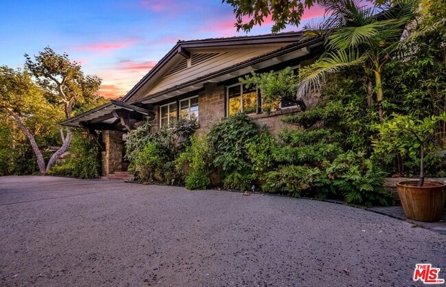 Building Photo - 829 Whittier Dr