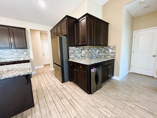 Building Photo - Stunning Luxury Home for Rent in Shafter