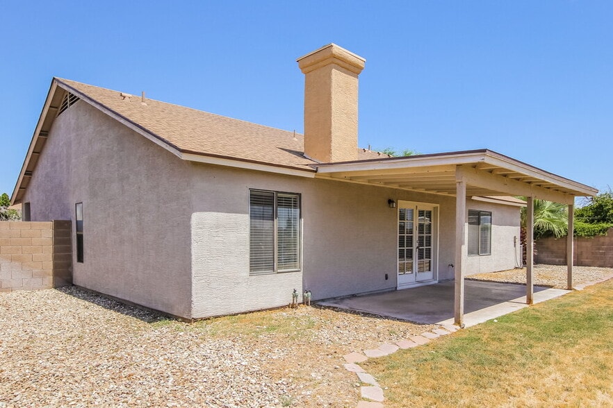 Building Photo - 8727 W Sierra Vista Dr