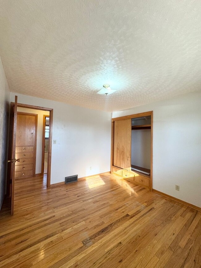 Building Photo - 5 bed 2 bath ranch with finished basement ...