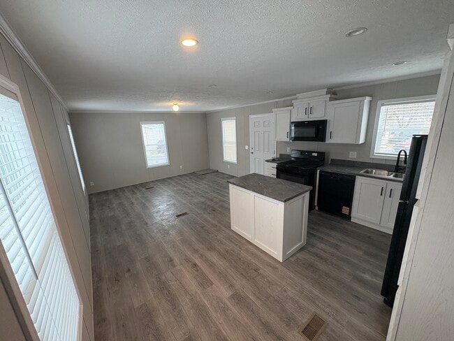 Building Photo - 8925 Beechwood Dr