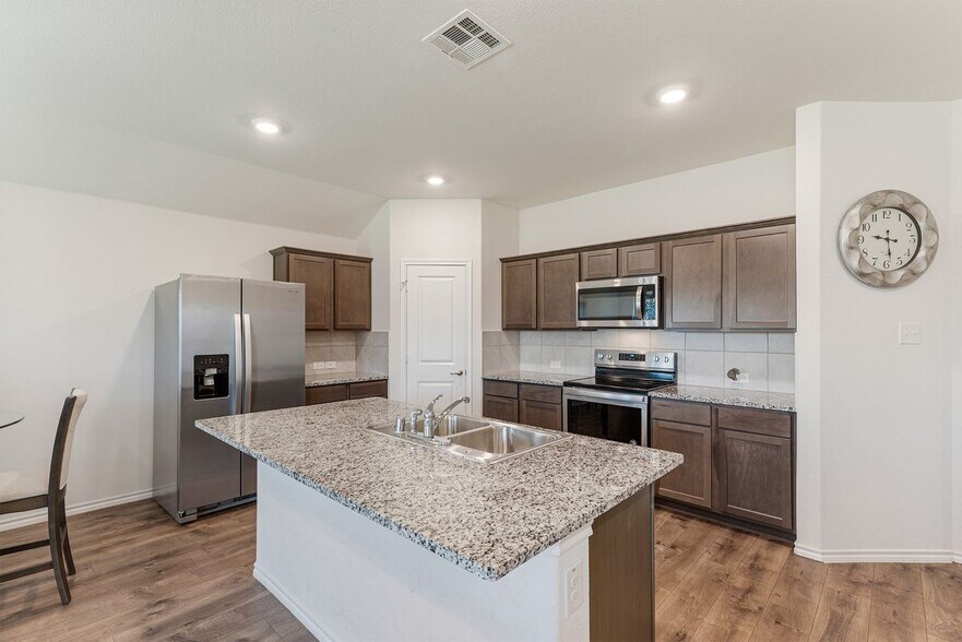 Building Photo - 936 English Dr