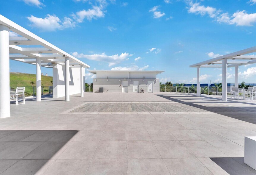 Building Photo - 10220 NW 63rd Ter