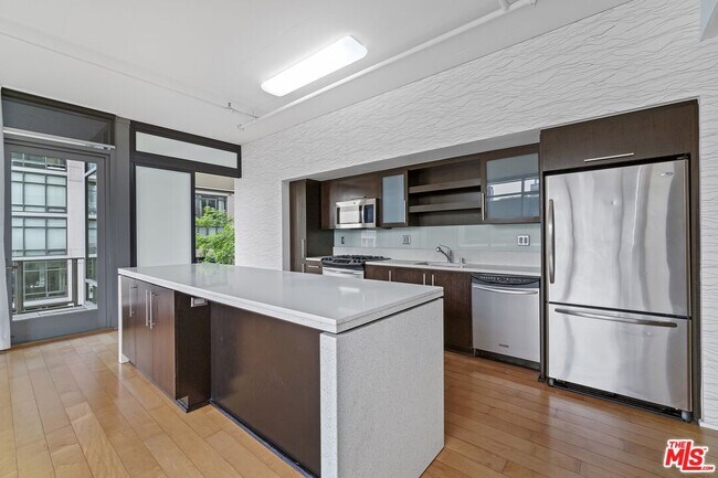 Building Photo - 1100 S Hope St